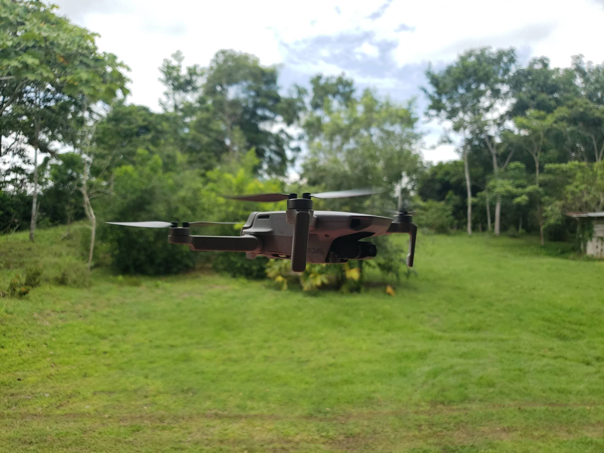 Drone en vuelo bajo sobre un potrero